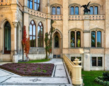 Potsdam 'daki Babelsberg Şatosu' nun ön cephesi ve bahçe alanı