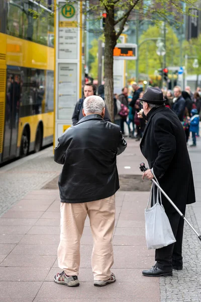 ベルリンの高齢者はバス停に立つ — ストック写真