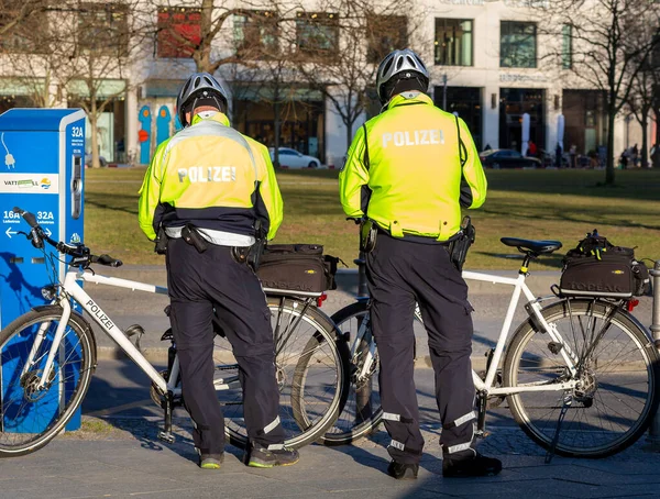 Esquadrão Bicicleta Polícia Berlin Coletes Protetores Amarelos — Fotografia de Stock