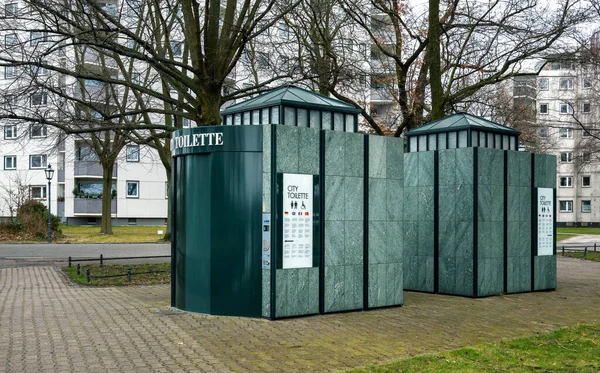 ベルリンのテゲル湖にある公衆トイレの家は — ストック写真