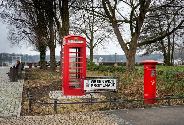 Czerwone Angielskie Budki Telefoniczne Spacerowicze Deszczową Pogodę Promenadzie Greenwich Berlin — Zdjęcie stockowe