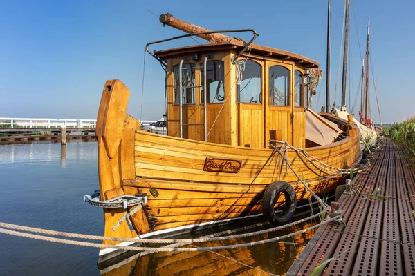 Segelboote Und Holzschiffe Auf Dem Bodden Fischland Darß Bei Zingst — Stockfoto