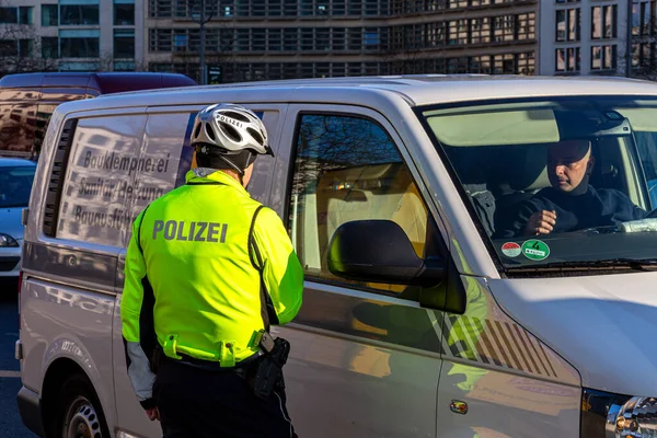 Berlínští Policisté Kontrolují Ostatní Účastníky Silničního Provozu Německo — Stock fotografie