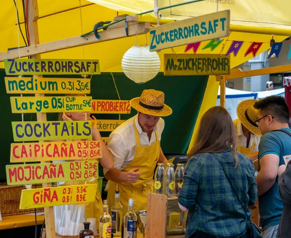 Angajații Bar Sucuri Într Piață Din Berlin — Fotografie, imagine de stoc