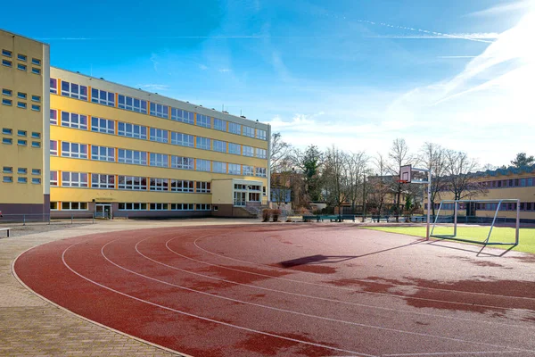 Escuela Primaria Recientemente Renovada Con Campo Deportes Campo Fútbol Distrito — Foto de Stock