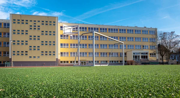 Onlangs Gerenoveerde Basisschool Met Sportveld Voetbalveld Berlijnse Wijk Pankow Duitsland — Stockfoto