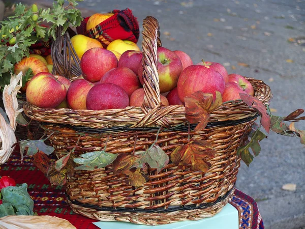 Red apples in wooden basket — Stock Photo, Image