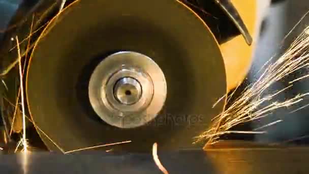 Різання металу подрібнювачем — стокове відео