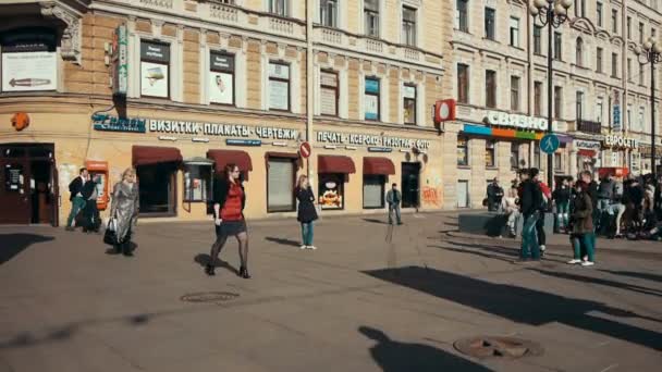 Mensen op de straat van Sint-Petersburg, Rusland — Stockvideo