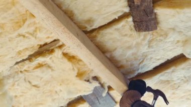Adam çatıda fiberglas yalıtım