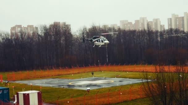 Helicóptero despegando desde Helipad cerca del hospital — Vídeos de Stock