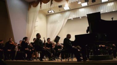 Karelya Philarmonical Orkestrası Berg'ün piyano konçertosu gerçekleştirir