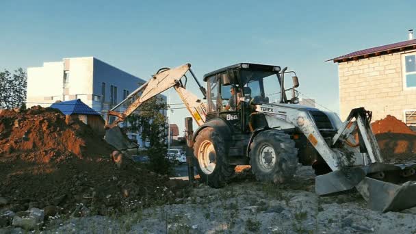 Terex Excavator lucrează la șantierul de construcții — Videoclip de stoc
