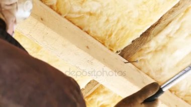 Adam çatıda fiberglas yalıtım