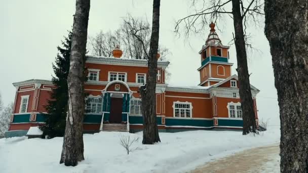 Iglesia ortodoxa de madera en el día de invierno — Vídeo de stock