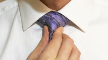 Adam düzeltiyor ve kravat Closeup gevşetir daha