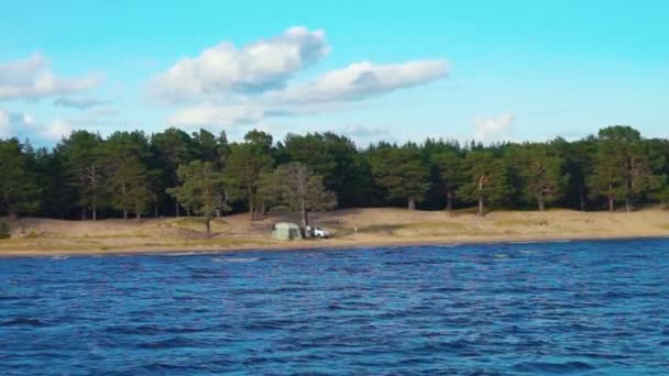 Kamp arabalı Island yakınındaki mavi su üstünde uçan — Stok video