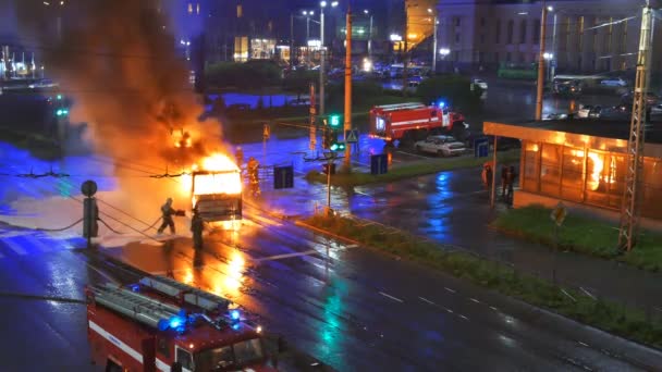 Горящий троллейбус и пожарный пожар — стоковое видео