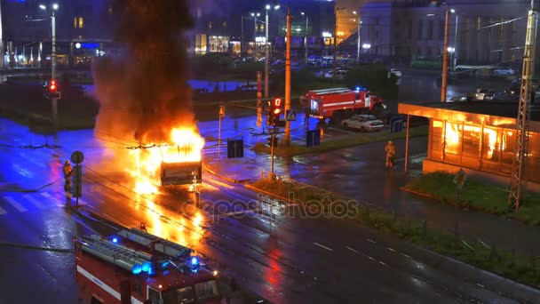 Incendie d'un tramway et extinction d'un incendie par des pompiers — Video