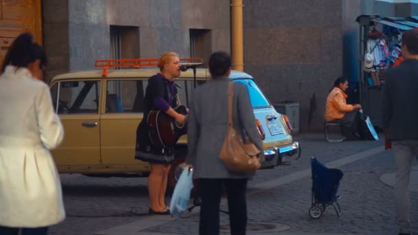 在俄罗斯圣彼得堡的街头音乐家，女孩 — 图库视频影像