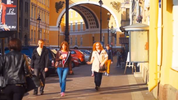 Τουρίστες κοντά σε γενικό προσωπικό Arc στην Αγία Πετρούπολη, Ρωσία — Αρχείο Βίντεο