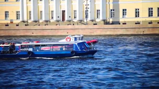 Hidrolik tahrikli kurtarma tekne Saint Petersburg'daki Neva nehrinde — Stok video