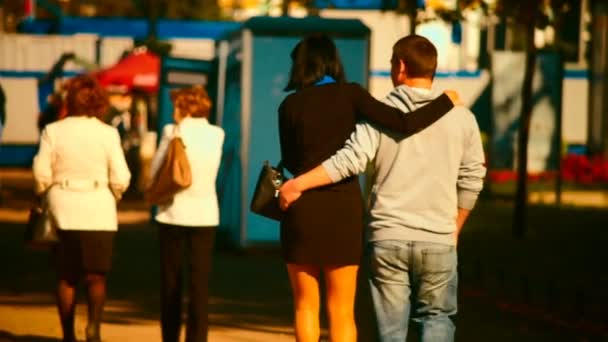 Pareja feliz en Neva Embankment en San Petersburgo — Vídeos de Stock