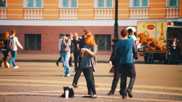 游客在圣彼得堡广场圣彼得堡冬宫博物馆 （冬宫） 和亚历山大柱附近 — 图库视频影像