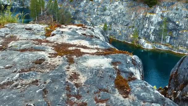 Yosun ve taşlara mermer Kanyon Ruskeala, Karelya, Rusya Federasyonu — Stok video
