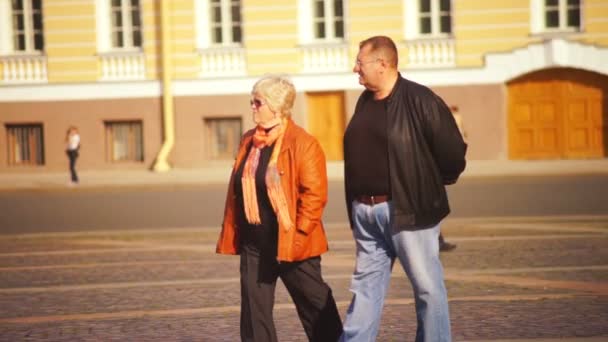 Туристы на Дворцовой площади Санкт-Петербурга возле Эрмитажа (Зимний дворец) и Александровской колонны — стоковое видео