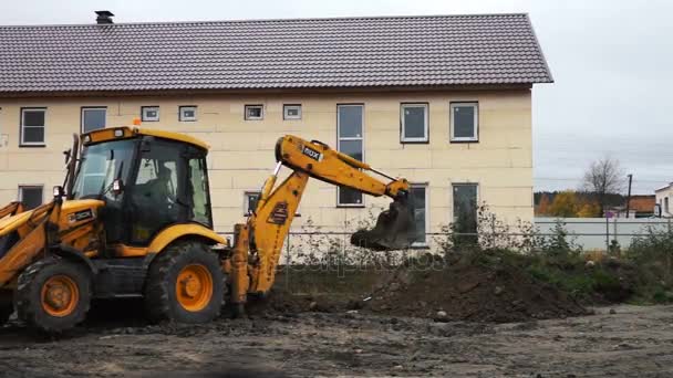 Timelapse de excavación de excavadora agujero para hacer un hoyo — Vídeos de Stock