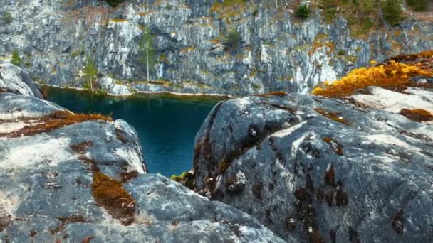 Moss and Rocks at Marble Canyon Ruskeala, Karelia, Russia — Stock Video