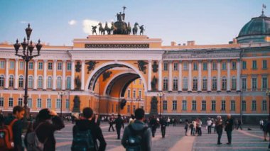 Saint Petersburg Hermitage Müzesi (Kış Sarayı) ve Alexander sütun yakın turist Dvortsovaya kare