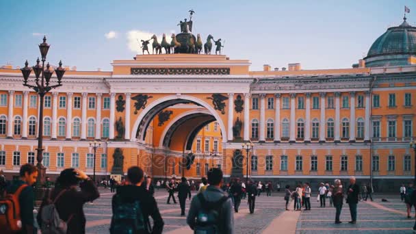 Toeristen op Dvortsovaya vierkant Sint-Petersburg in de buurt van Hermitage Museum (Winter paleis) en Alexander kolom — Stockvideo
