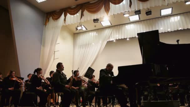 Karelski Philarmonical Orkiestra wykonuje Berga Koncert fortepianowy — Wideo stockowe