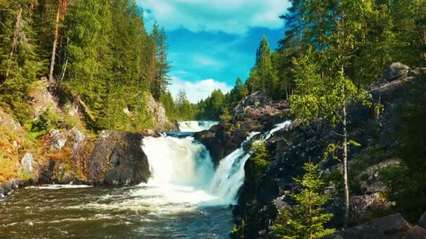 Rond de beroemde waterval waterval in Karelië, Noord-Rusland — Stockvideo