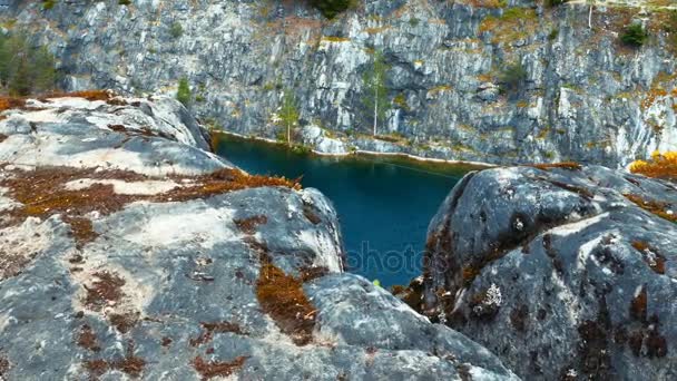苔藓和岩石在大理石峡谷 Ruskeala，俄罗斯卡累利阿 — 图库视频影像