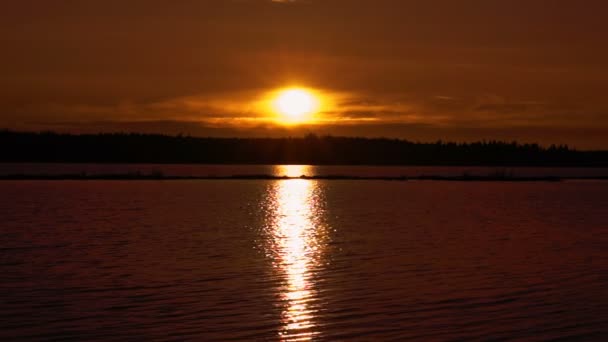 Żółte Słońce Wschodzi Nad Jeziorem Cokół Full Strzał — Wideo stockowe