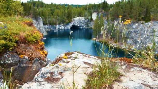 Mossa och stenar på marmor Canyon Ruskeala, Karelen, Ryssland — Stockvideo