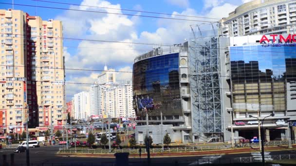 St.Petersburg Street, w pobliżu stacji metra perspektywa Komendantsky — Wideo stockowe
