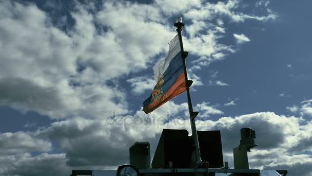 Bandeira russa no barco — Vídeo de Stock