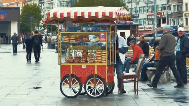 Simit säljaren på Istanbul Street — Stockvideo