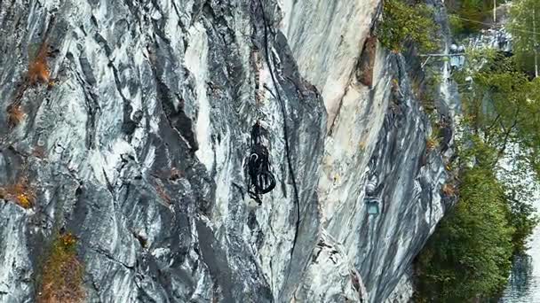 Équipement d'escalade accroché à une corde près du rocher — Video