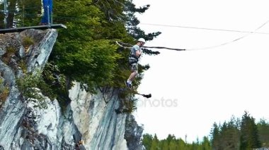 Adam Bungee ipi uçurumun altındaki üzerinden atlama