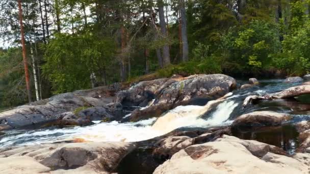 Cachoeira perto de Ruskeala Marble Canyon, Carélia, Rússia — Vídeo de Stock