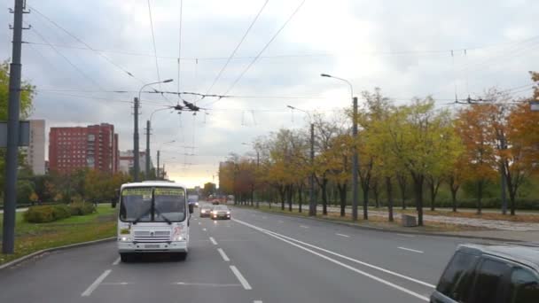 Tráfego pesado na rua de St.petersburg — Vídeo de Stock