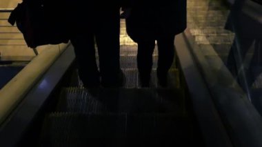 insanlar üzerinde yürüyen merdiven