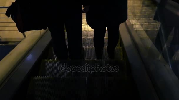 Människor på rulltrappan — Stockvideo