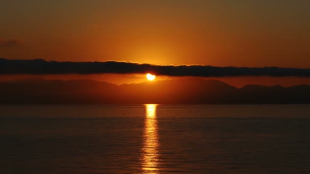 Schöne Landschaft des Sonnenaufgangs am Meer — Stockvideo