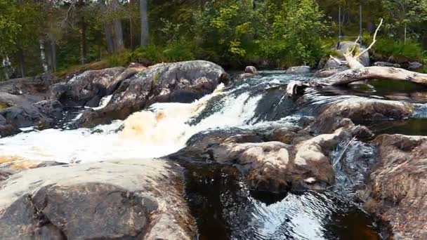 Cascada cerca de Ruskeala Marble Canyon, Karelia, Rusia — Vídeos de Stock